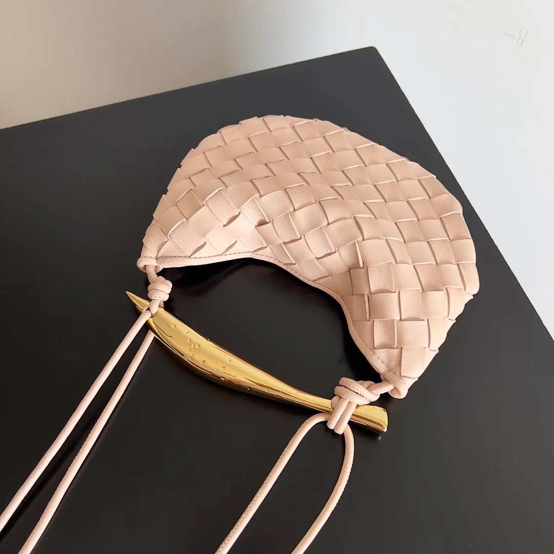 Batch of 1260 BV Mini Sardine is coming‼ ️Super high-end, stainless steel hardware + 24k real gold plating process, fish scales (concave and convex positions) are the finishing touch, the sardine bag that can be carried cross-body is completely beautiful to the heart. The metal element handle and the weaving are perfectly combined to completely integrate the artistic sense and elegance and fashion. It is really like a work of art🏺The large size is elegant, the small size is exquisite and cute, a must-have item for fashionistas, and the details are perfectly reproduced. Style number: 744267 Size 20*12*2.5